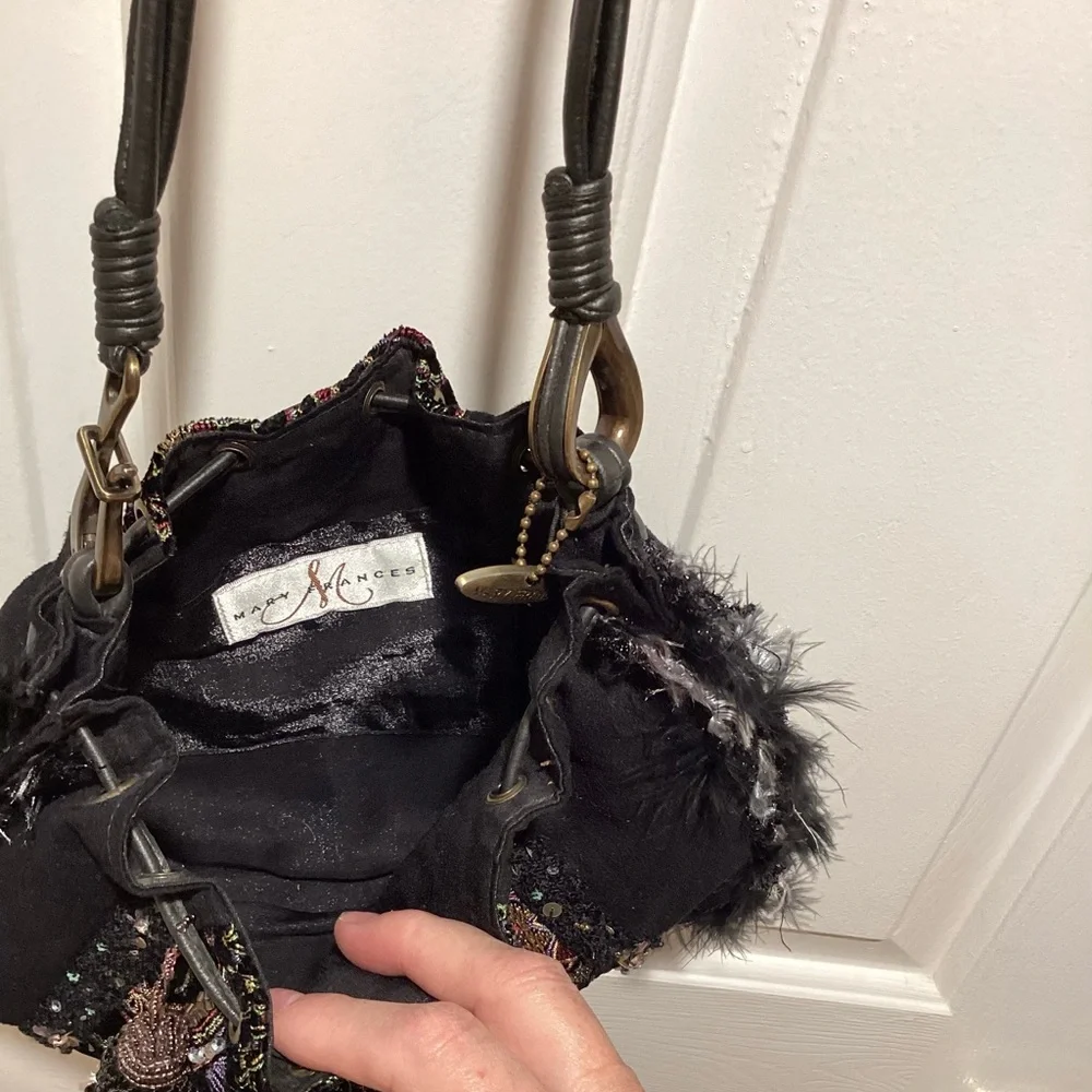 Black beaded shoulder bag with feathered Edges - Picture 5 of 9